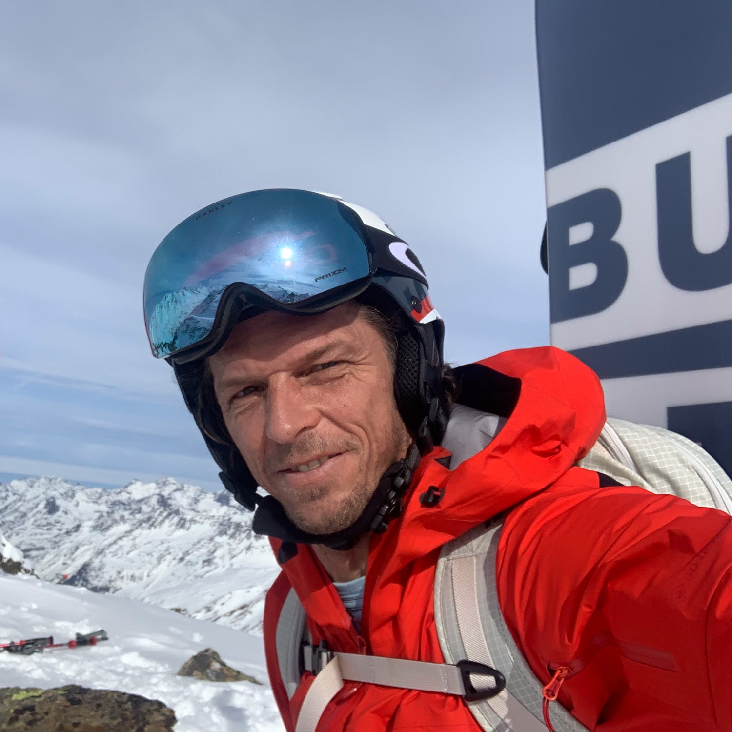 Alexander Maria Lohmann mit Snowboard – Künstler aus den Ötztaler Alpen