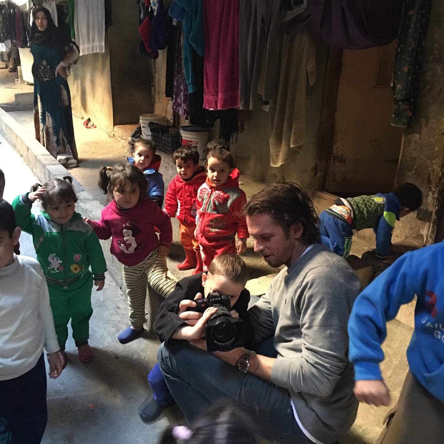 Alexander Maria Lohmann mit Flüchtlingskindern im Libanon – Humanity